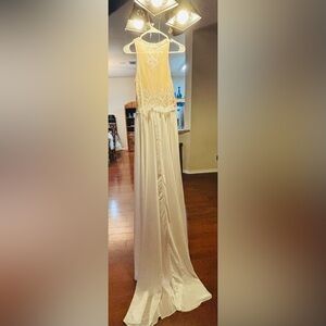 Elegant Cream Lace Wedding Dress